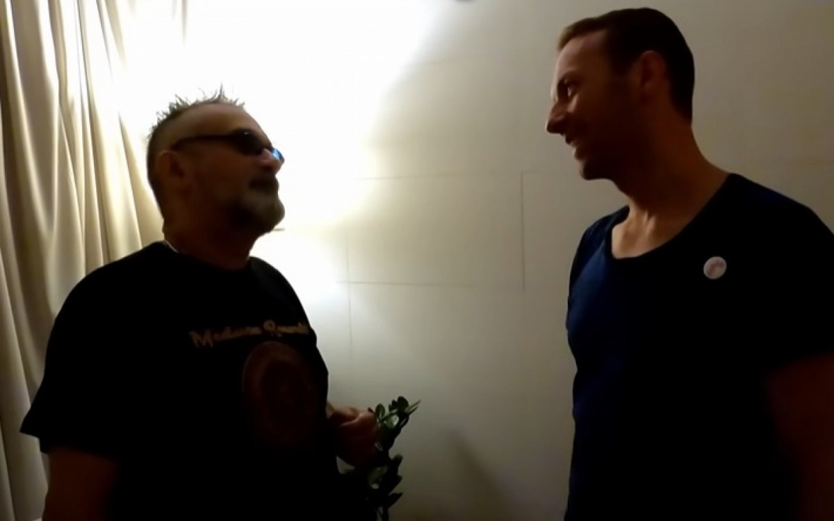 Regis Tadeu mostra encontro com Chris Martin, vocalista do Coldplay
