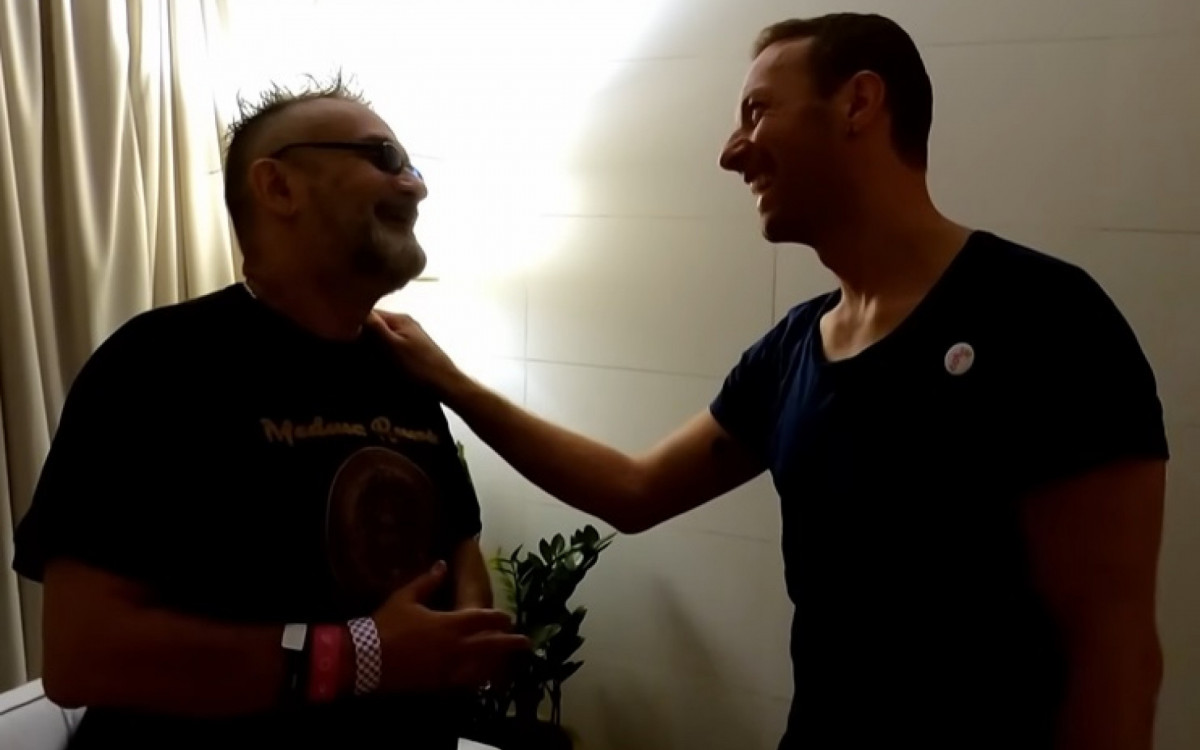 Regis Tadeu mostra encontro com Chris Martin, vocalista do Coldplay