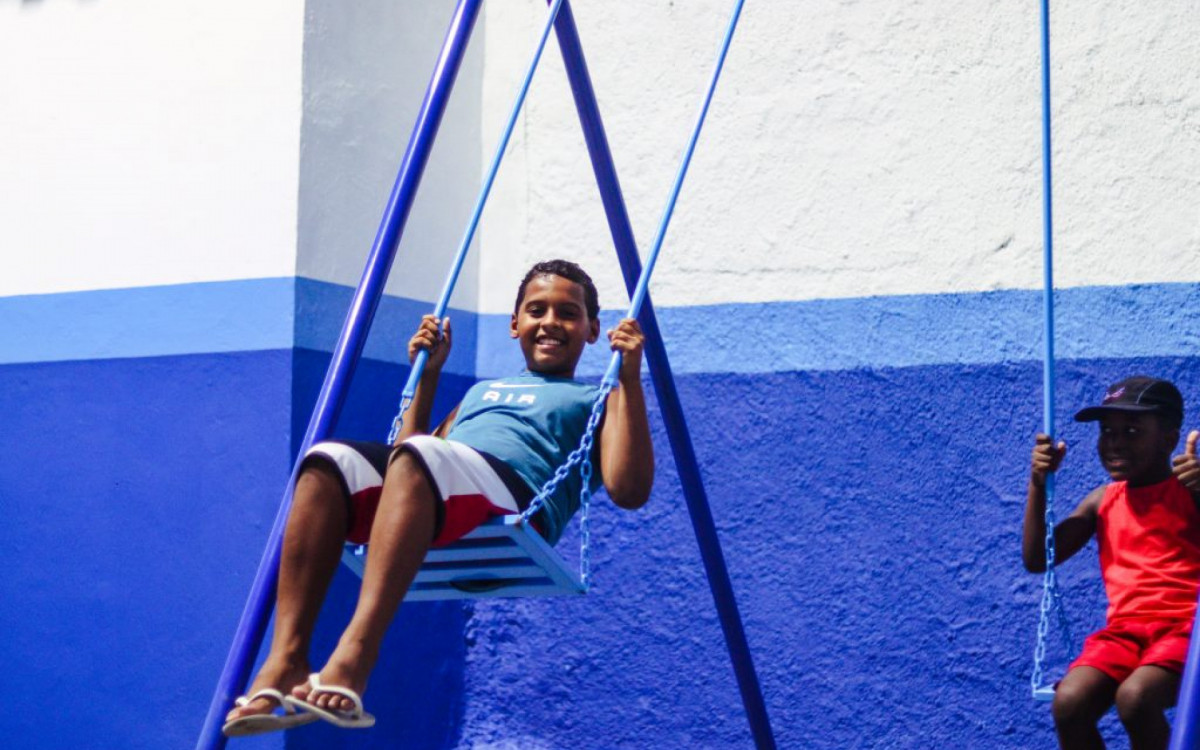 Brinquedos para as crian&ccedil;as na pra&ccedil;a reformada