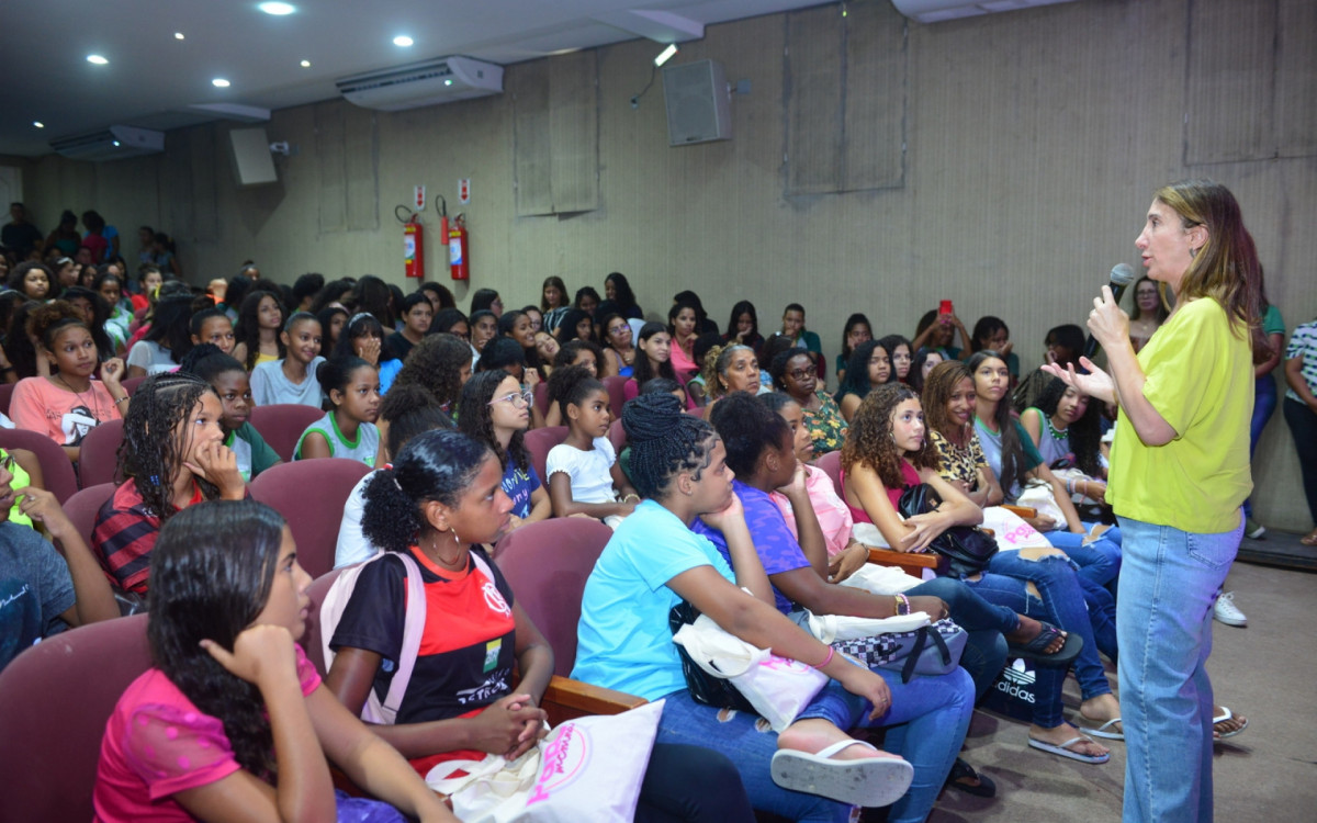 Papo de Menina auxilia 600 alunas da rede municipal sobre a pobreza menstrual 