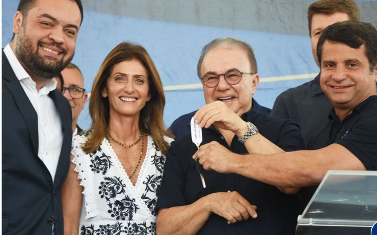 Governador Cl&aacute;udio Castro(E), deputada estadual e primeira dama (Angra) C&eacute;lia Jord&atilde;o e o prefeito de Angra Fernando Jord&atilde;o entre outras autoridades na entrega das ambul&acirc;ncias ao SAMU.