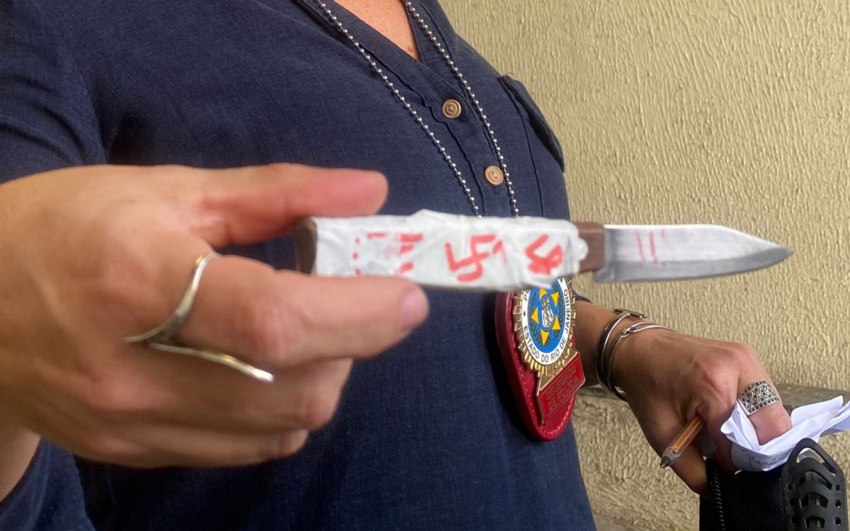 Uma faca foi uma su&aacute;stica desenhada foi apreendida pela Pol&iacute;cia Civil