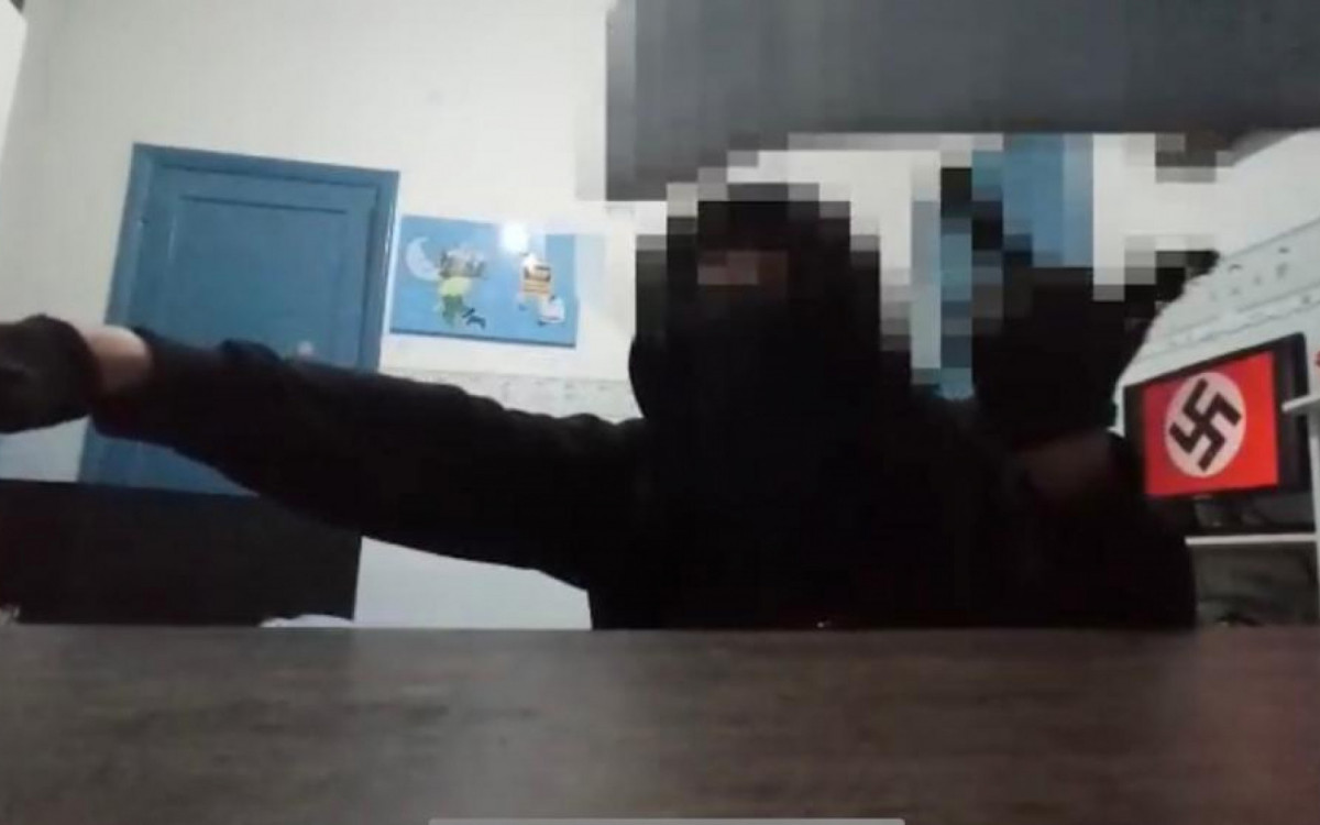 Adolescente faz sauda&ccedil;&atilde;o nazista enquanto simula uma arma com a outra m&atilde;o