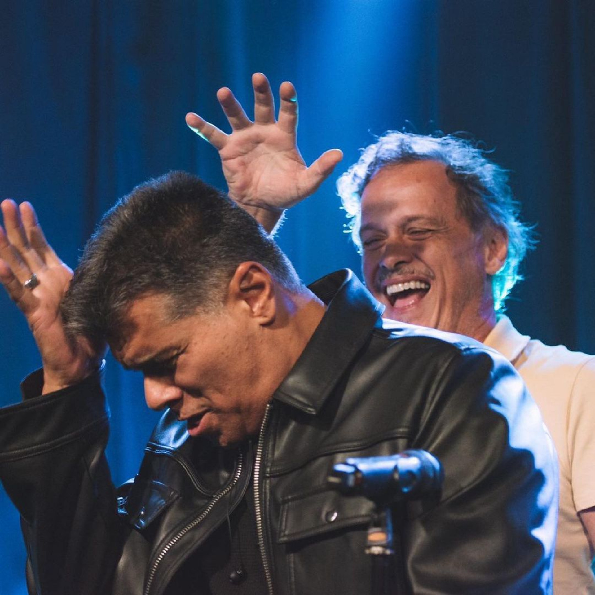 Maurício Mattar e Guilherme Fontes recriam cena de 'A Viagem' durante show - Reprodução Internet