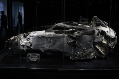 Exposição exibe carro queimado de Grosjean após acidente no Bahrein em 2020