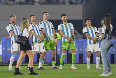 Martínez repete gesto obsceno com taça da Copa ao lado dos jogadores da Argentina