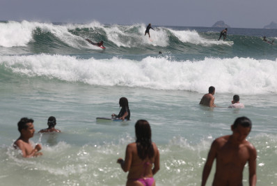 Cariocas aproveitam dia de sol para curtir praias da Zona Sul