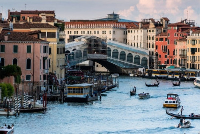 Vídeo: homem pula de prédio e mergulha em um dos canais de Veneza