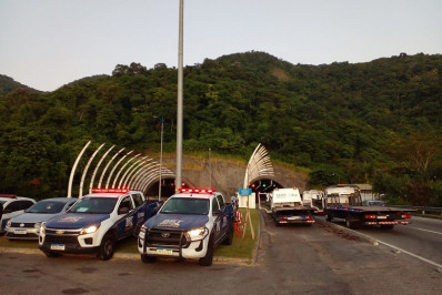 Seop reboca 12 veículos por trafegarem irregularmente na calha do BRT