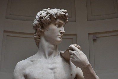 Diretora é demitida de escola após aula sobre escultura de Michelangelo