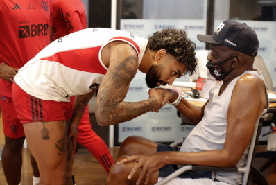 Lenda do Flamengo, massagista Denir entra na Justiça para poder seguir tratando câncer