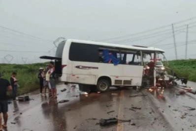 Acidente entre caminhão e micro-ônibus deixa nove mortos no norte do país
