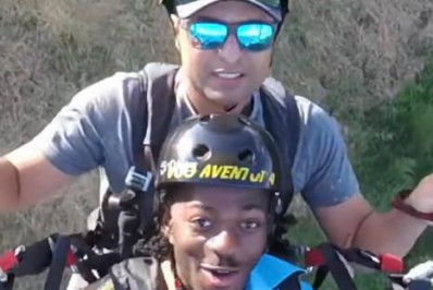 Atração do Lollapalooza, Lil Nas X pula de parapente no litoral de São Paulo 