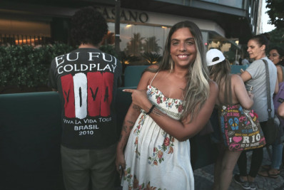 Fãs de Coldplay aguardam a banda na porta de hotel em Ipanema: 'Ansiedade a mil'