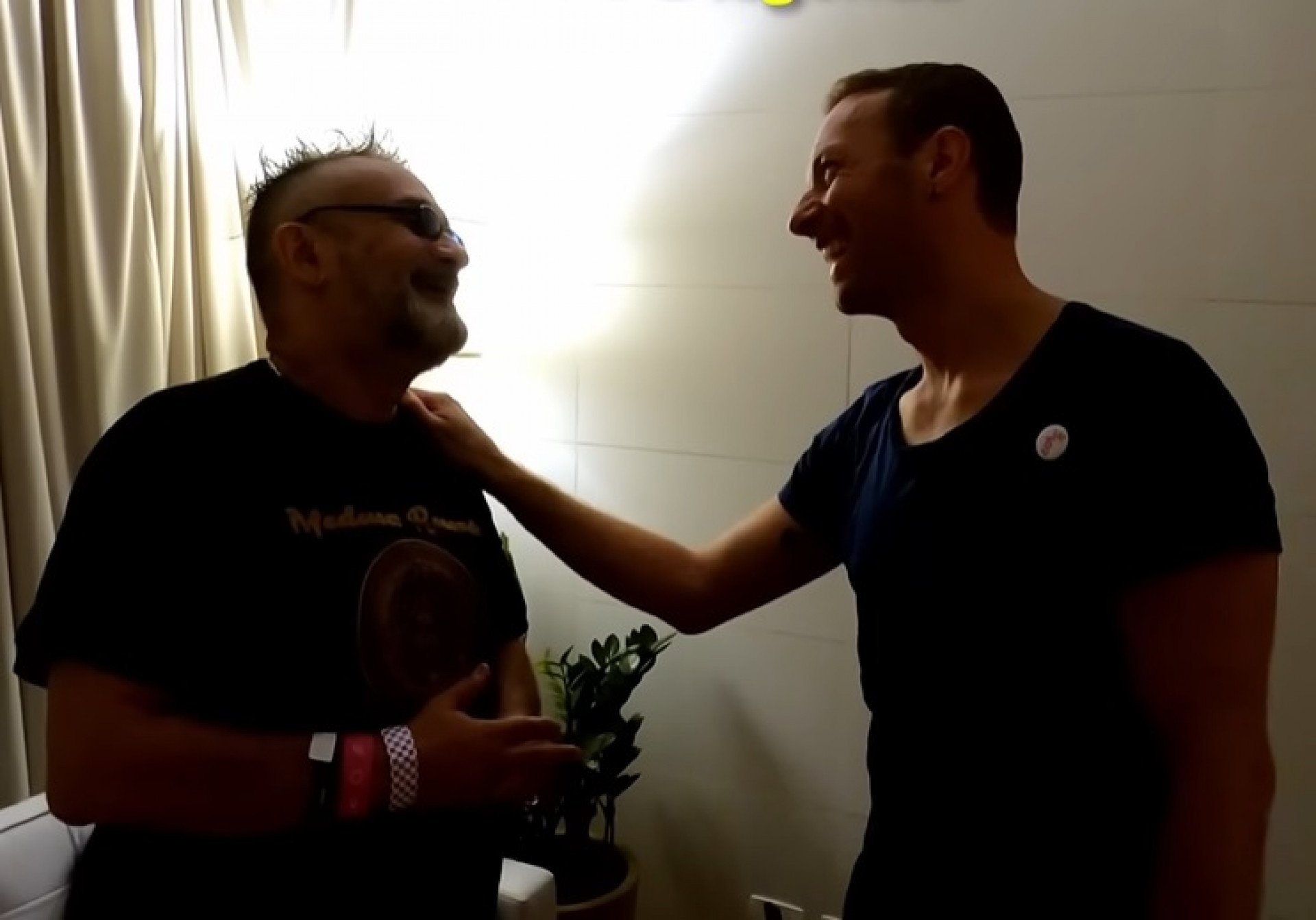Regis Tadeu mostra encontro com Chris Martin, vocalista do Coldplay - Reprodução de vídeo