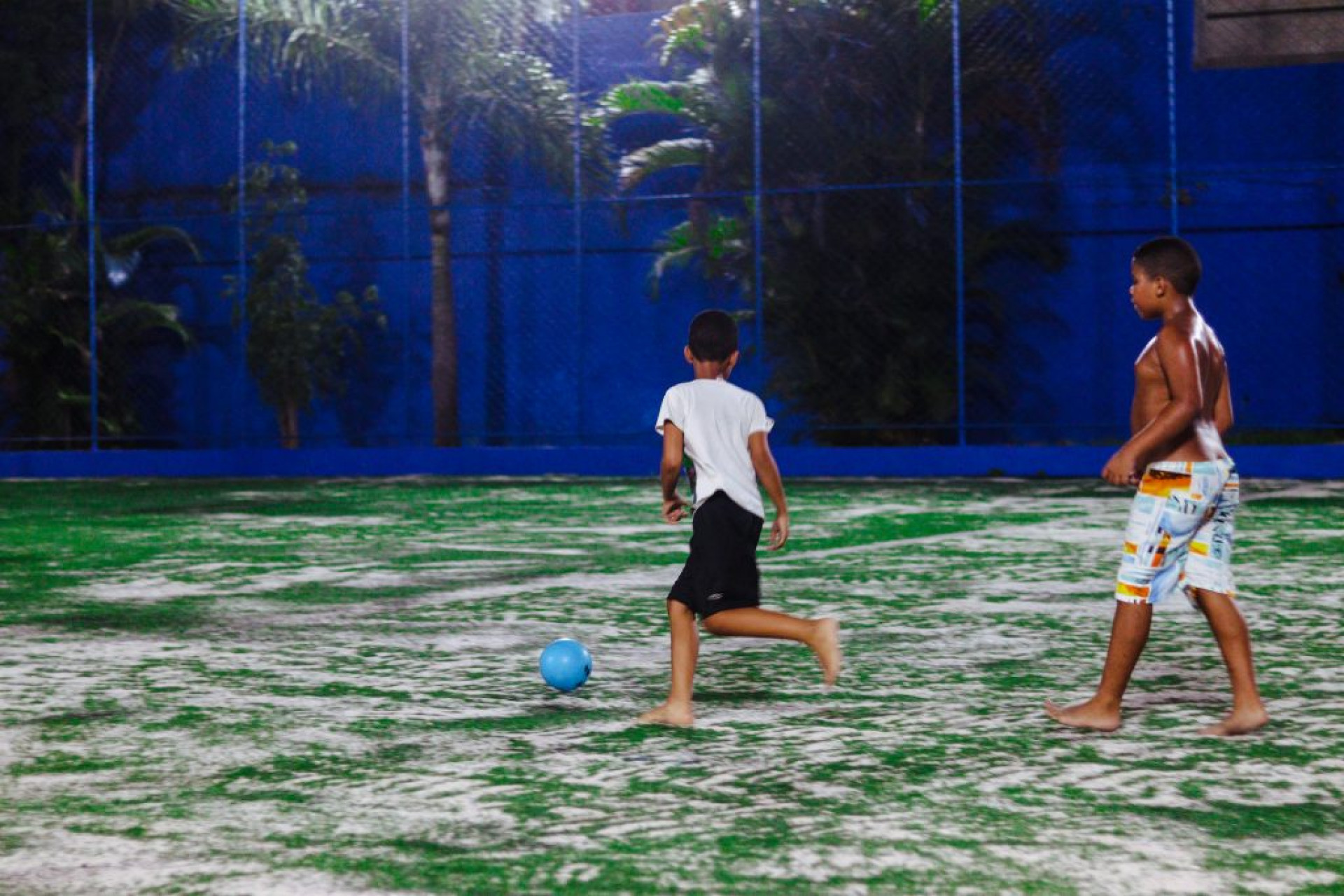 A garotada no campo de grama sint&eacute;tica - Divulga&ccedil;&atilde;o / PMN