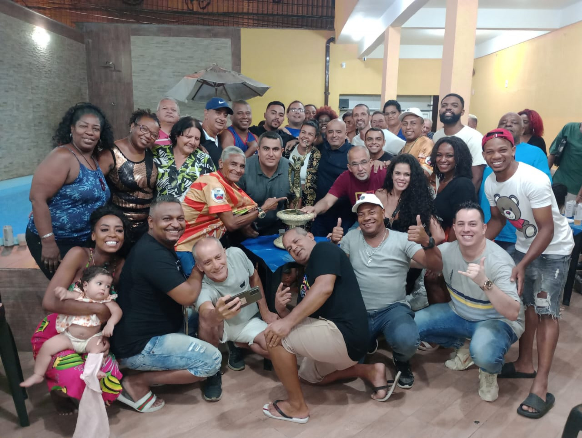 Toda a equipe festejando o 3º lugar no Carnaval 2023 com o presidente Reginaldo Gomes - Divulgação