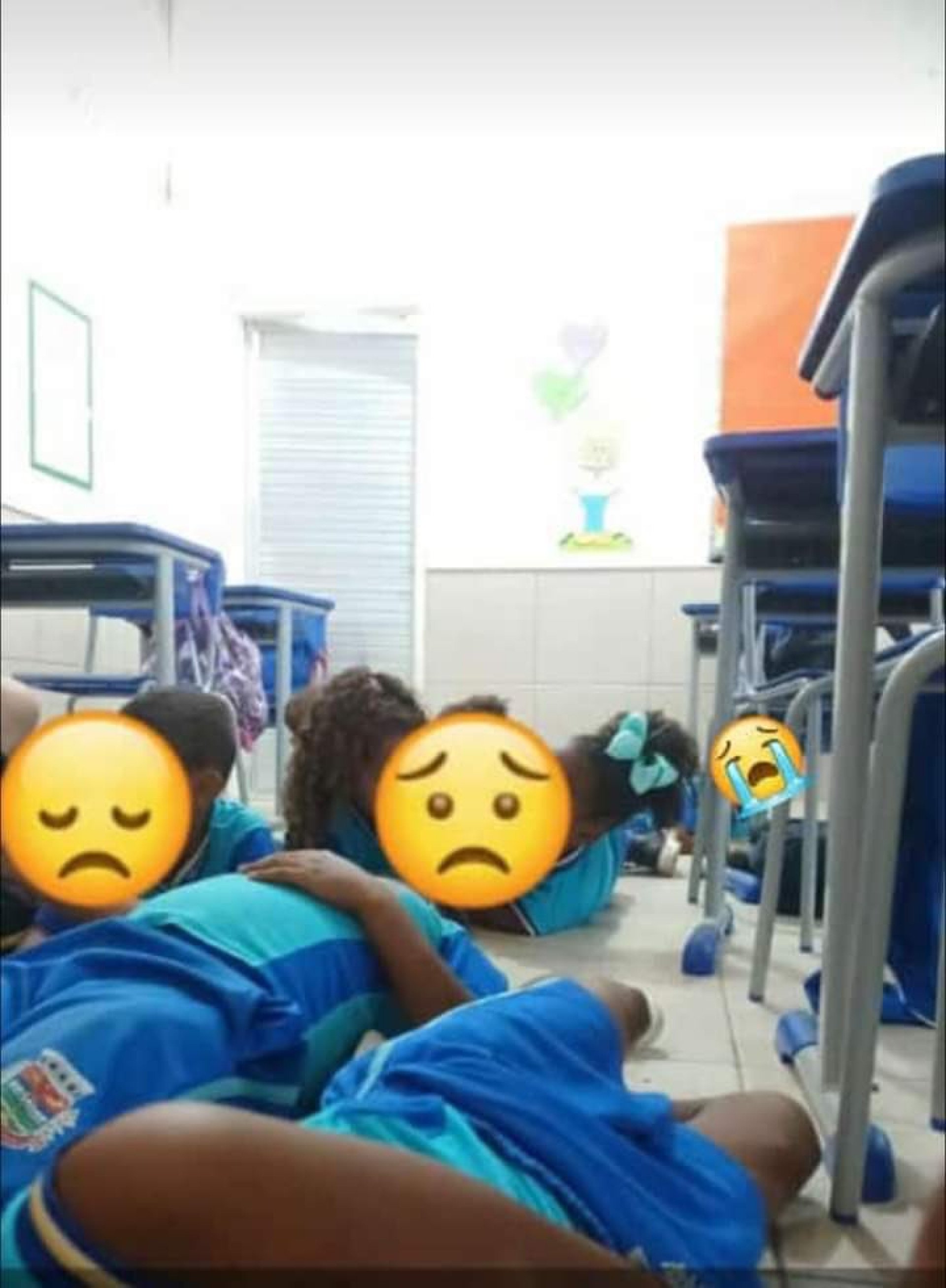 Crianças tiveram que deitar no chão nas escolas durante operação no Complexo do Salgueiro nesta quinta - Rede social