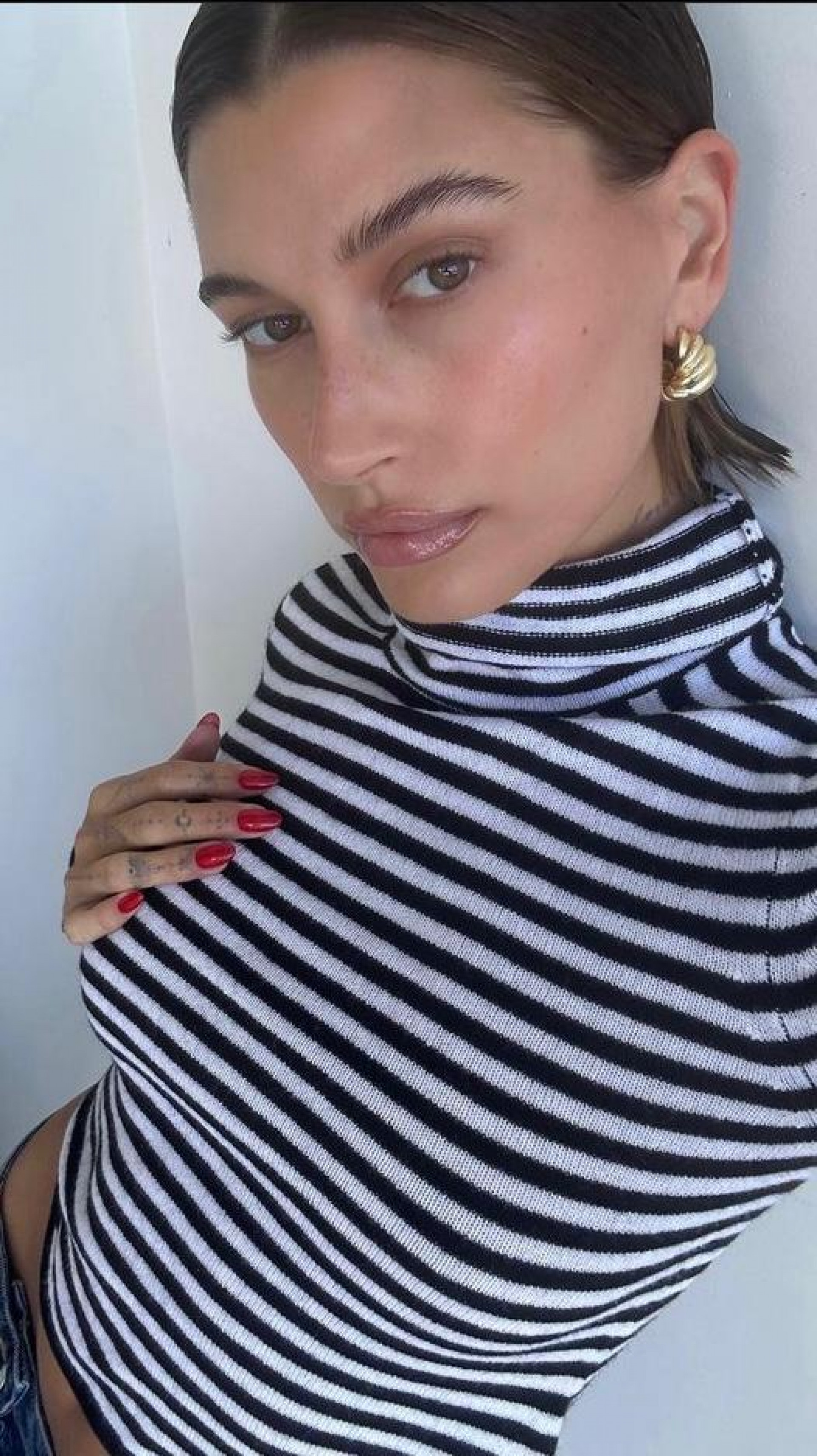 Ap&oacute;s pol&ecirc;micas com Selena Gomez, Hailey Bieber tem recebido mensagens de &oacute;dio e at&eacute; amea&ccedil;as de morte - Reprodu&ccedil;&atilde;o Instagram