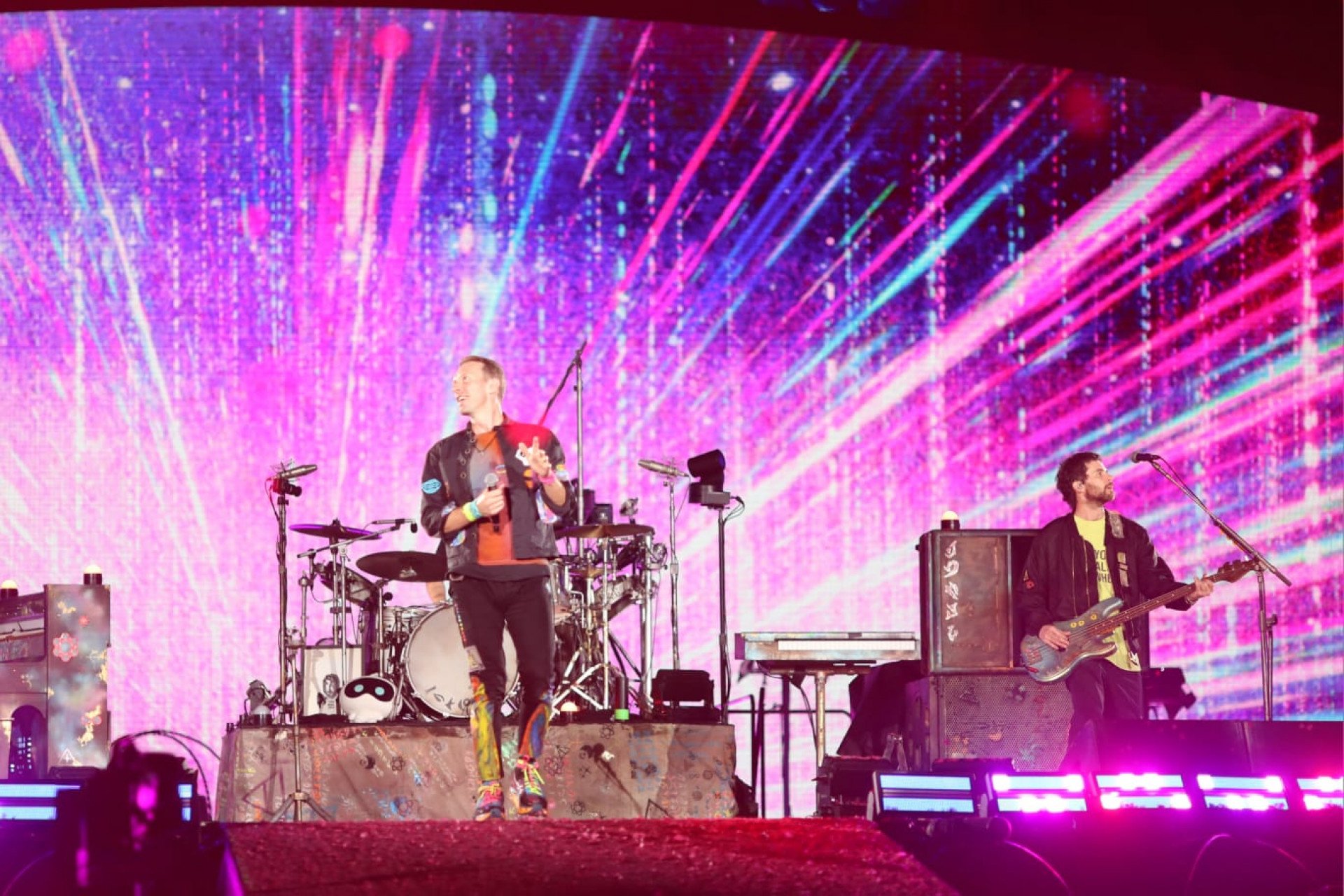 Coldplay realiza show grandioso no primeiro espetáculo da temporada no