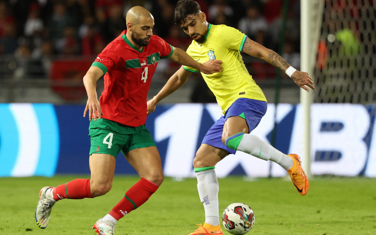 Amrabat e Lucas Paquetá durante o jogo entre Marrocos e Brasil