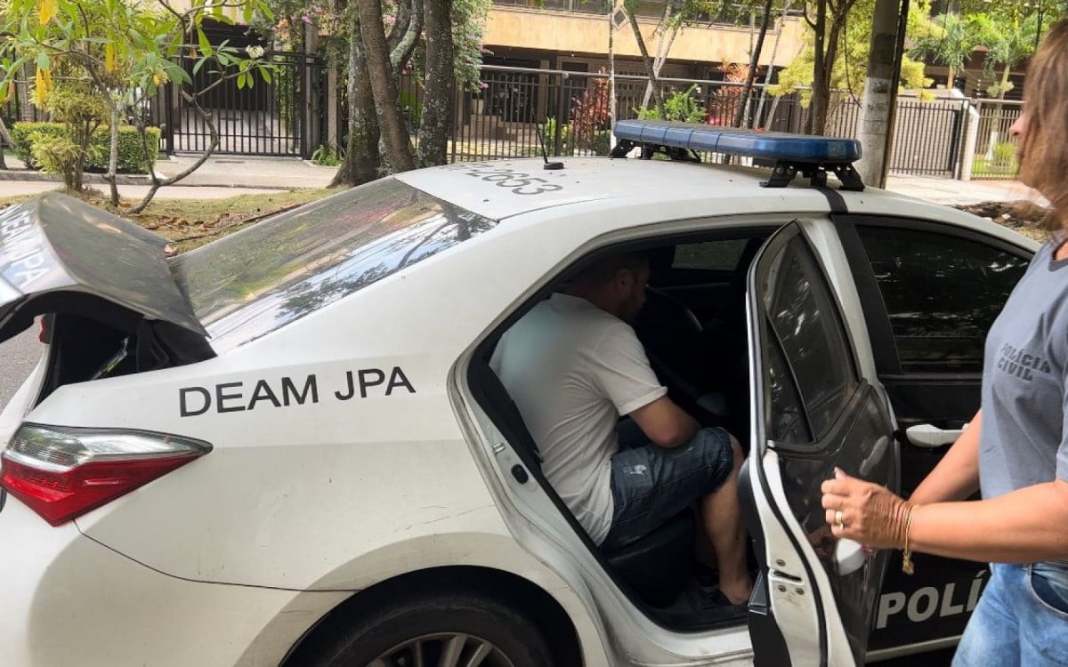 Raphael Derossi Ribeiro da Silva foi preso por policiais da Deam de Jacarepagu&aacute; em sua casa, no Recreio dos Bandeirantes, na manh&atilde; deste s&aacute;bado