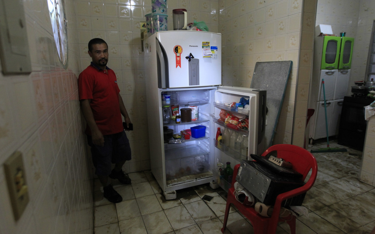 Rompimento de tubula&ccedil;&atilde;o em Sant&iacute;ssimo. Na foto, de vermelho, M&aacute;rcio de Oliveira - Reginaldo Pimenta/Ag&ecirc;ncia O Dia