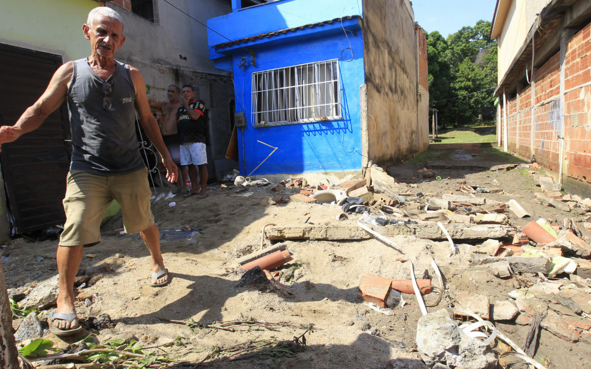 Rompimento de tubula&ccedil;&atilde;o em Sant&iacute;ssimo - Reginaldo Pimenta/Ag&ecirc;ncia O Dia