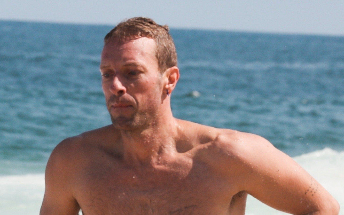 O vocalista do Coldplay se refrescou com um belo banho de mar.