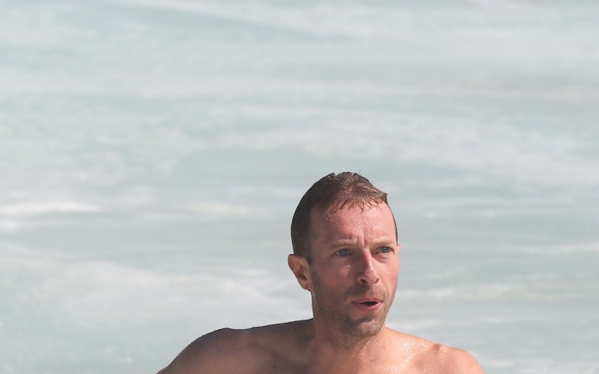 Na v&eacute;spera de show do Coldplay no Rio, Chris Martin vai &agrave; praia de Ipanema.