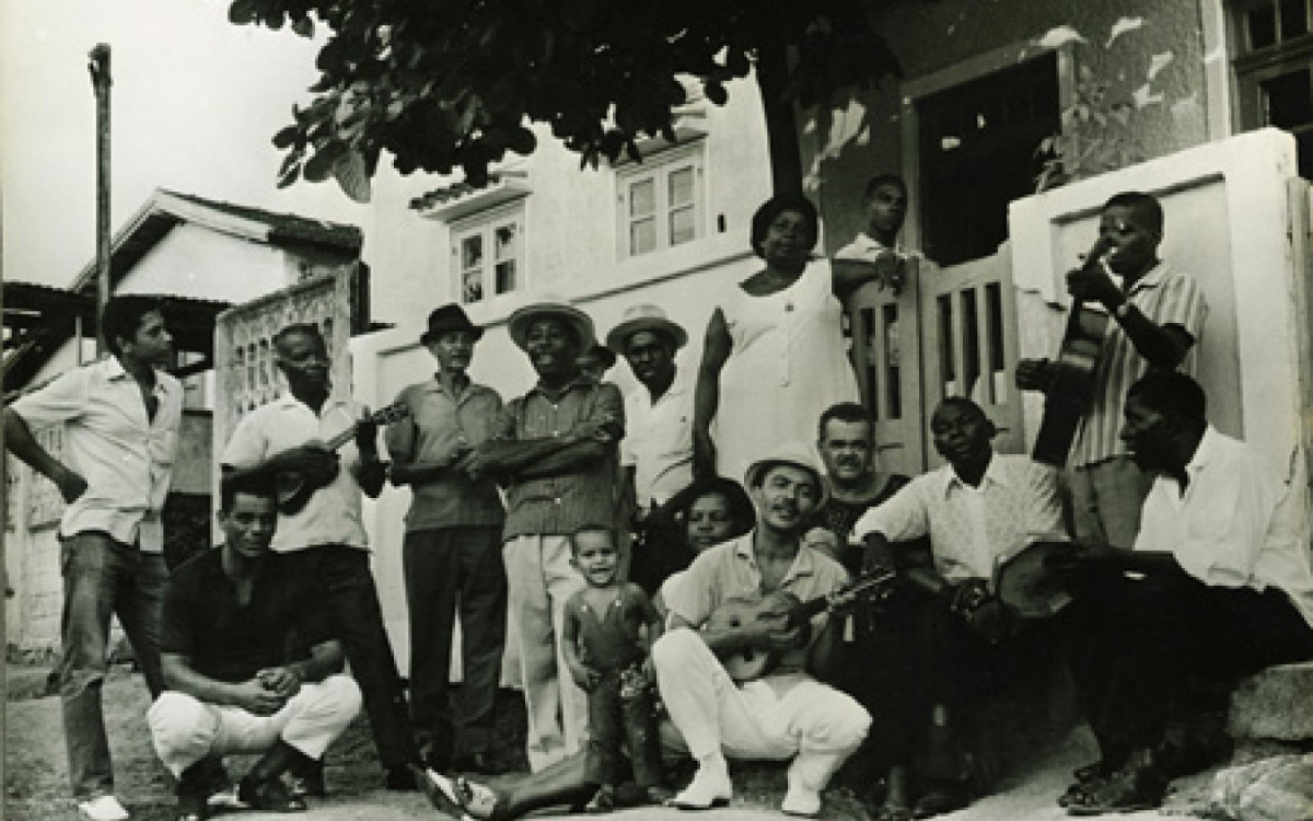  A Velha Guarda da Portela ensaia, em 1970, em frente &agrave; casa de Iara, em Oswaldo Cruz