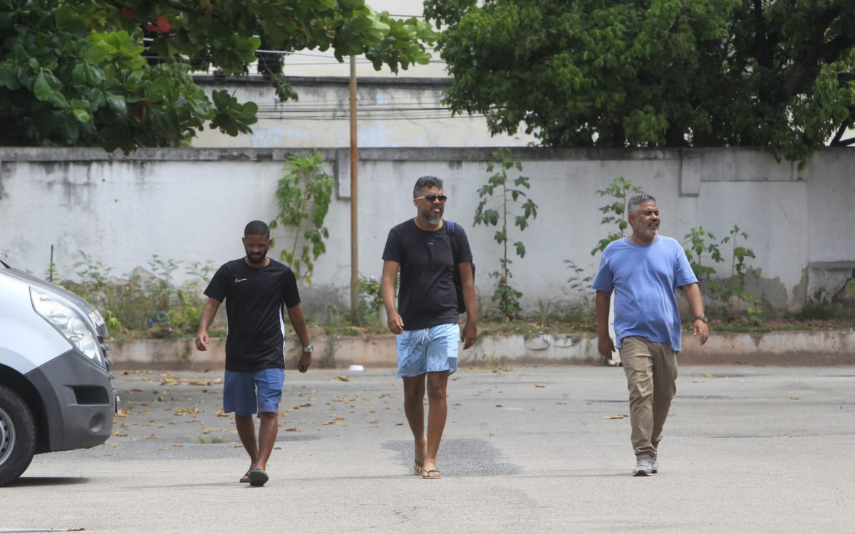 Familiares do gar&ccedil;om Rodolfo estiveram, na manh&atilde; deste s&aacute;bado (25), no IML do Centro para libera&ccedil;&atilde;o do corpo