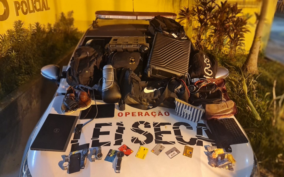 Ladr&atilde;o n&atilde;o soube explicar a origem de objetos encontrados no interior do carro e foi preso