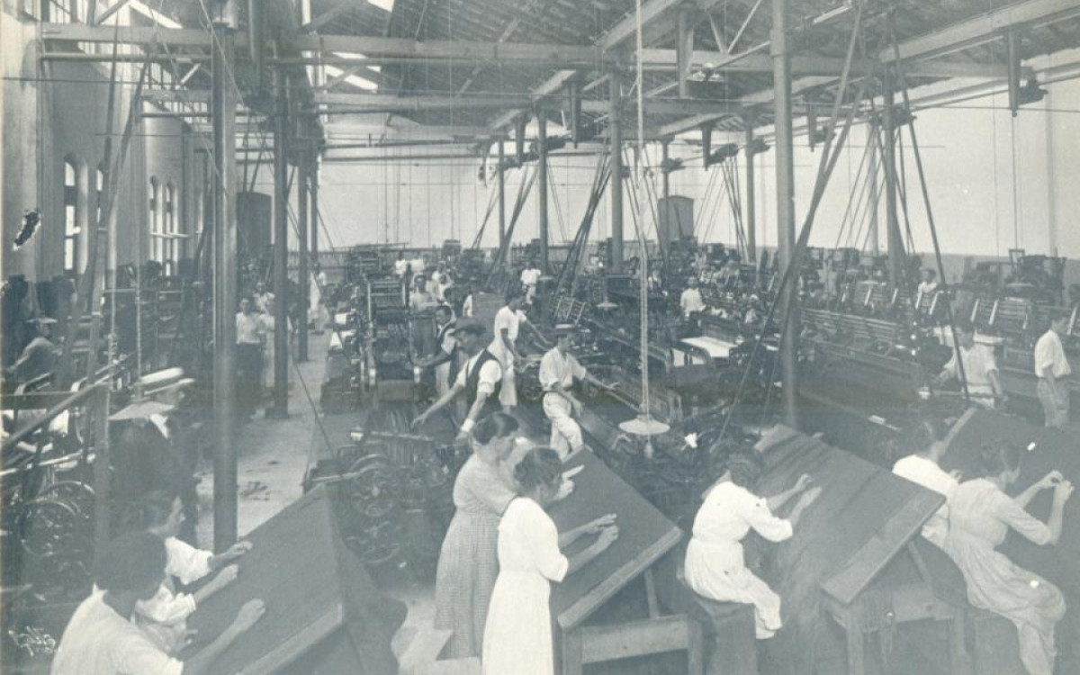 Mulheres trabalham na Companhia Tijuca de Tecidos