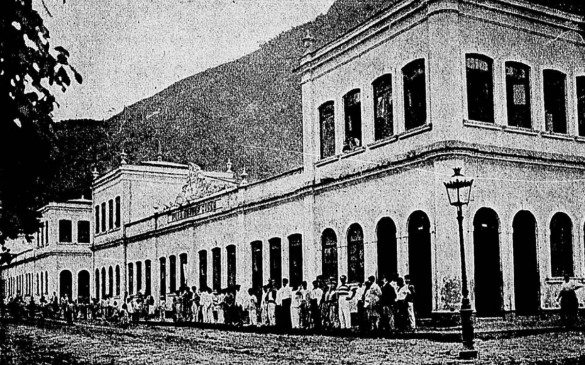 Funcion&aacute;rios da F&aacute;brica Carioca em frente &agrave; Vila Arthur Sauer