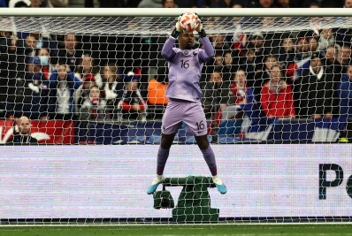 Maignan, da França, ironiza nova regra para goleiros nas cobranças de pênaltis