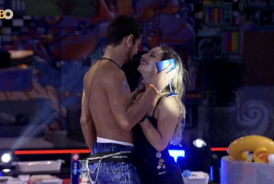 Gabriel e Bruna recebem alerta da produção após insistência por beijo