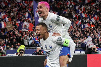 Após polêmica sobre a braçadeira de capitão da França, Griezmann posta foto com Mbappé