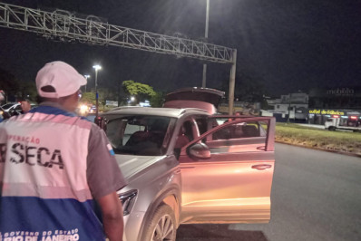 Carro furtado em estacionamento no Centro do Rio é recuperado pela blitz da Leia Seca