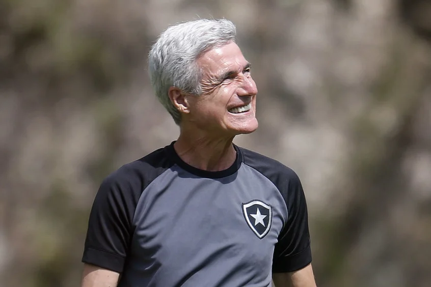 Lu&iacute;s Castro segue em busca de bom futebol no Botafogo em 2023