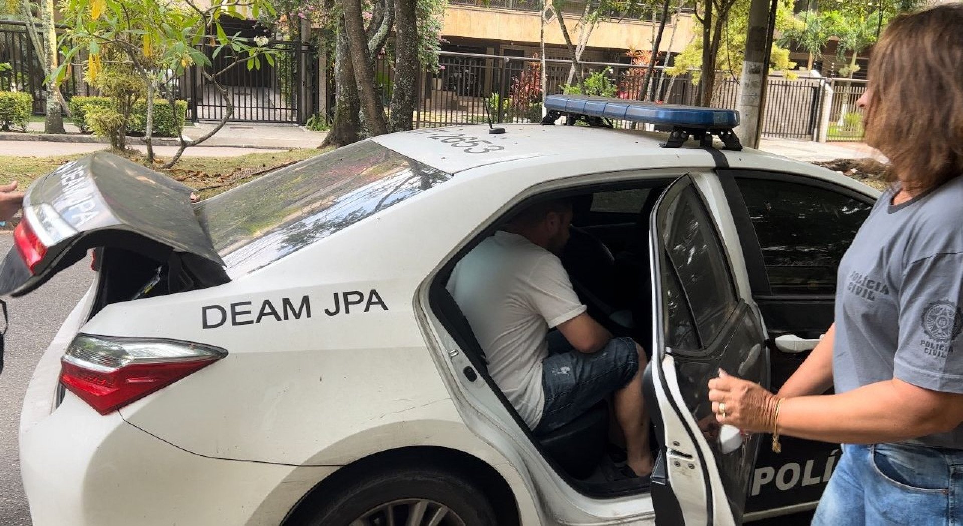 Médico foi preso por policiais da Deam de Jacarepaguá em sua casa, no Recreio dos Bandeirantes, na manhã deste sábado - Divulgação