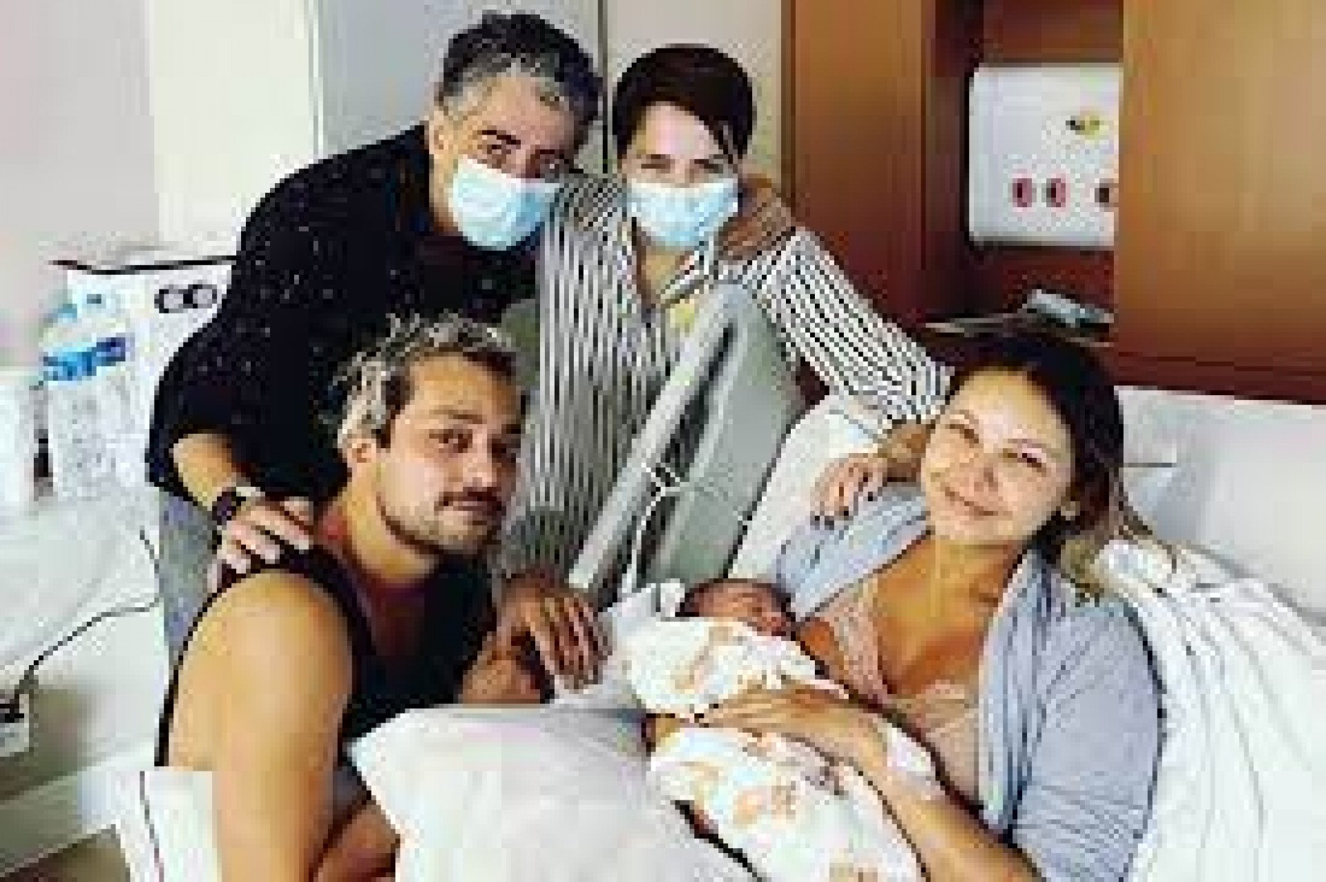 Eduardo Sterblitch, Louise D'tuani, Michel Maelamed e Letícia Colin com o pequeno Caetano - Reprodução do Instagram 