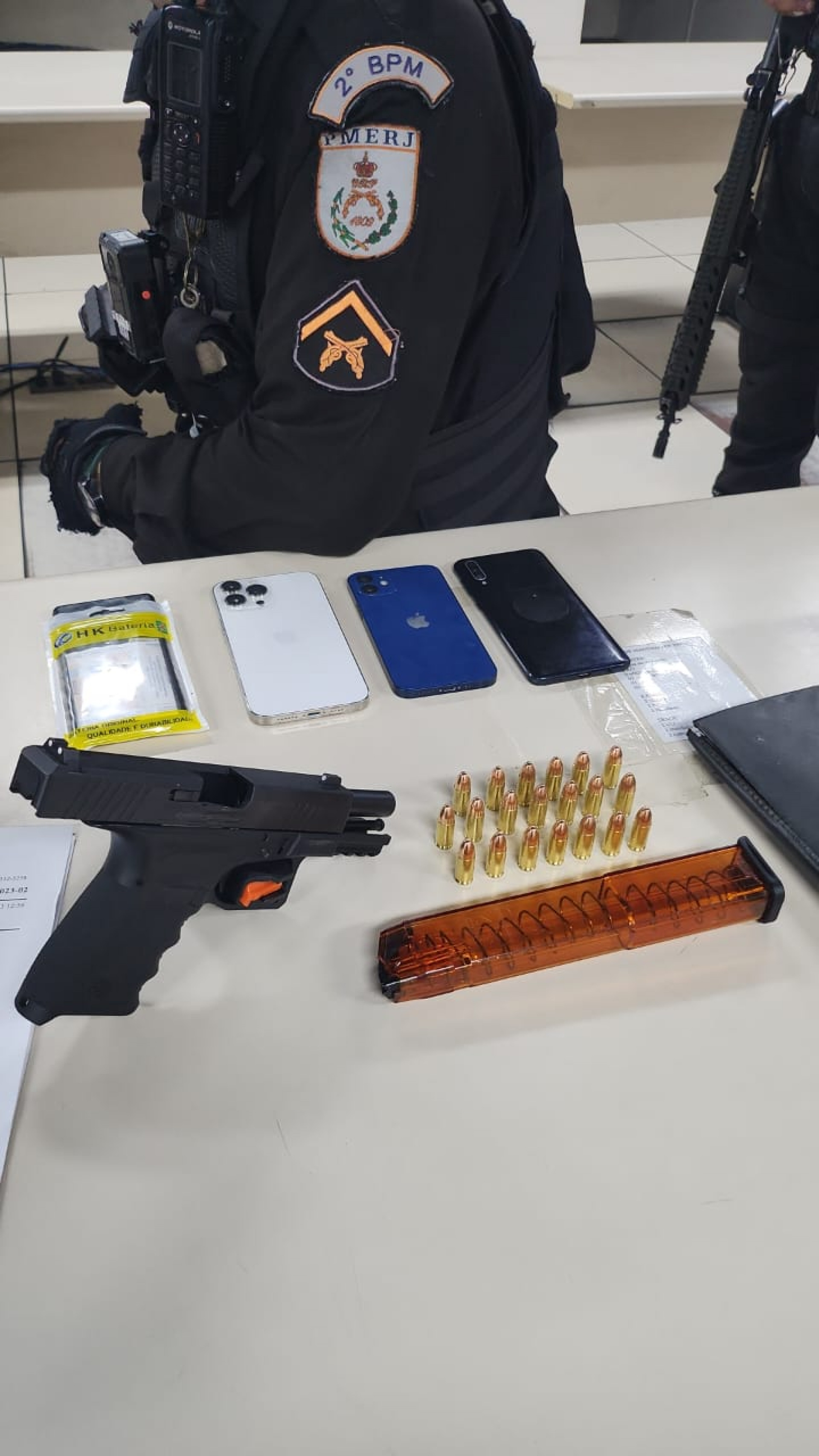 Uma pistola, um carregador e muni&ccedil;&otilde;es foram apreendidos.