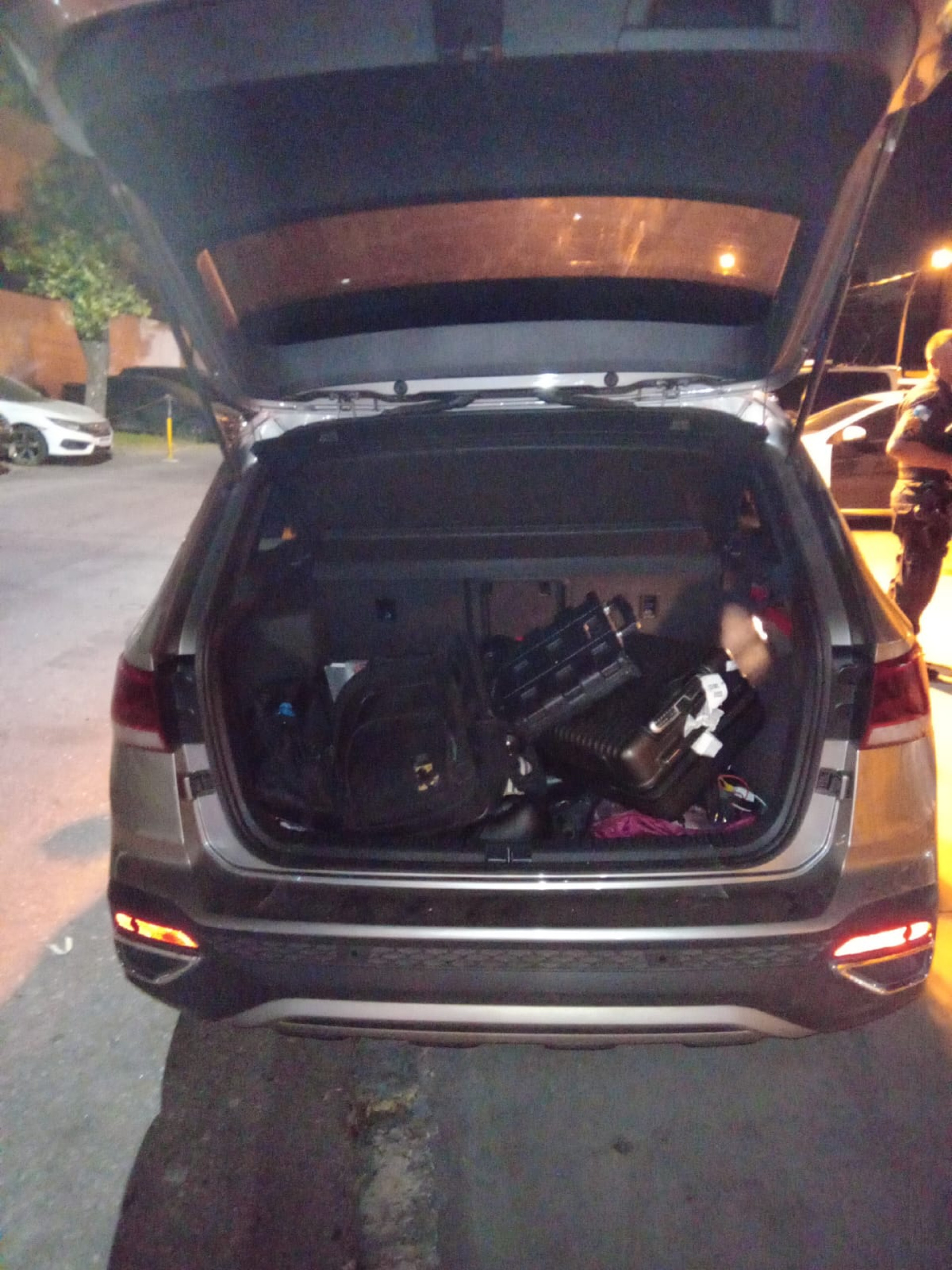 Ladr&atilde;o n&atilde;o soube explicar a origem de objetos encontrados no interior do carro e foi preso