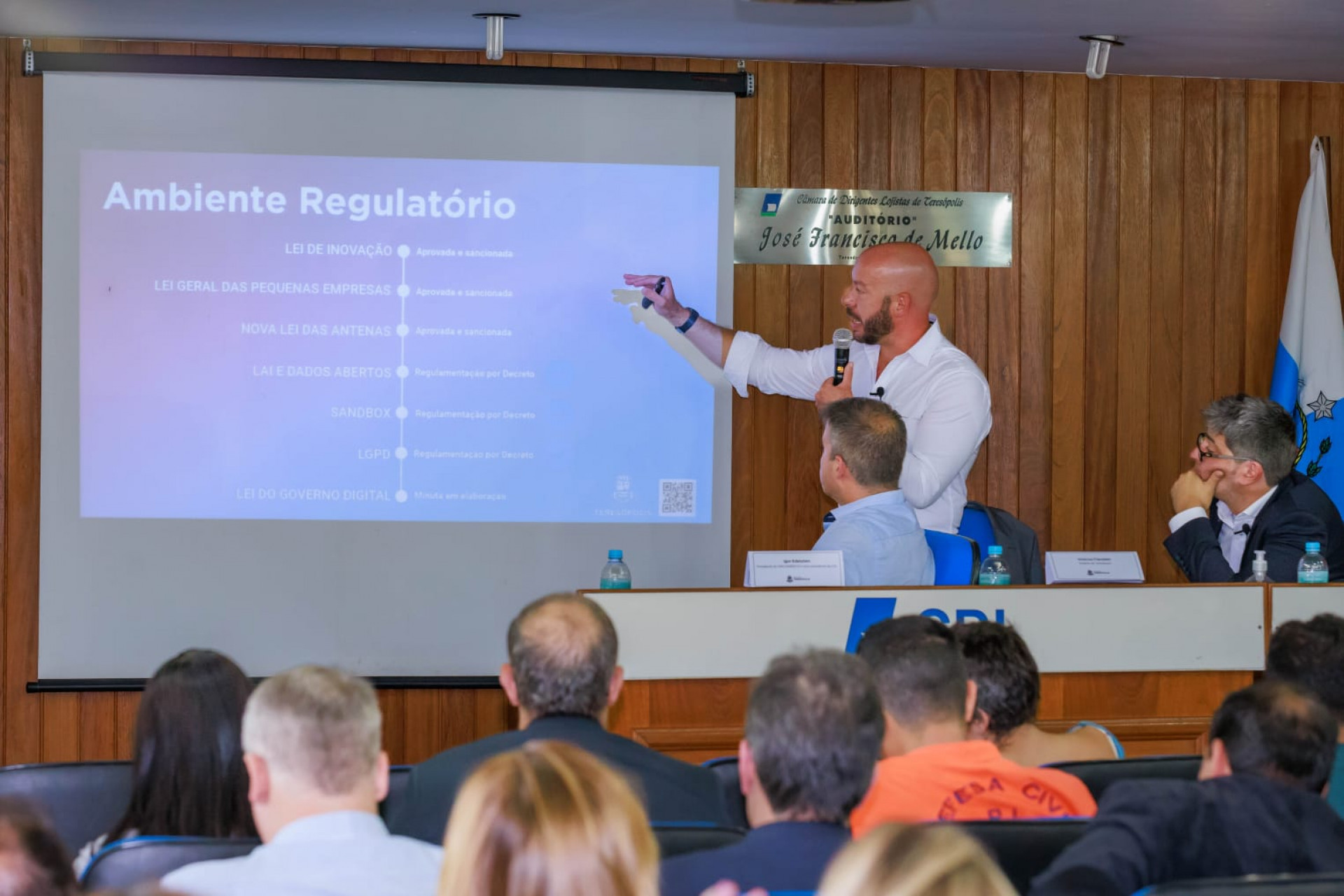 Prefeito Vinicius Claussen apresenta o ambiente regulatório municipal do setor de tecnologia - Bruno Nepomuceno / Prefeitura de Teresópolis