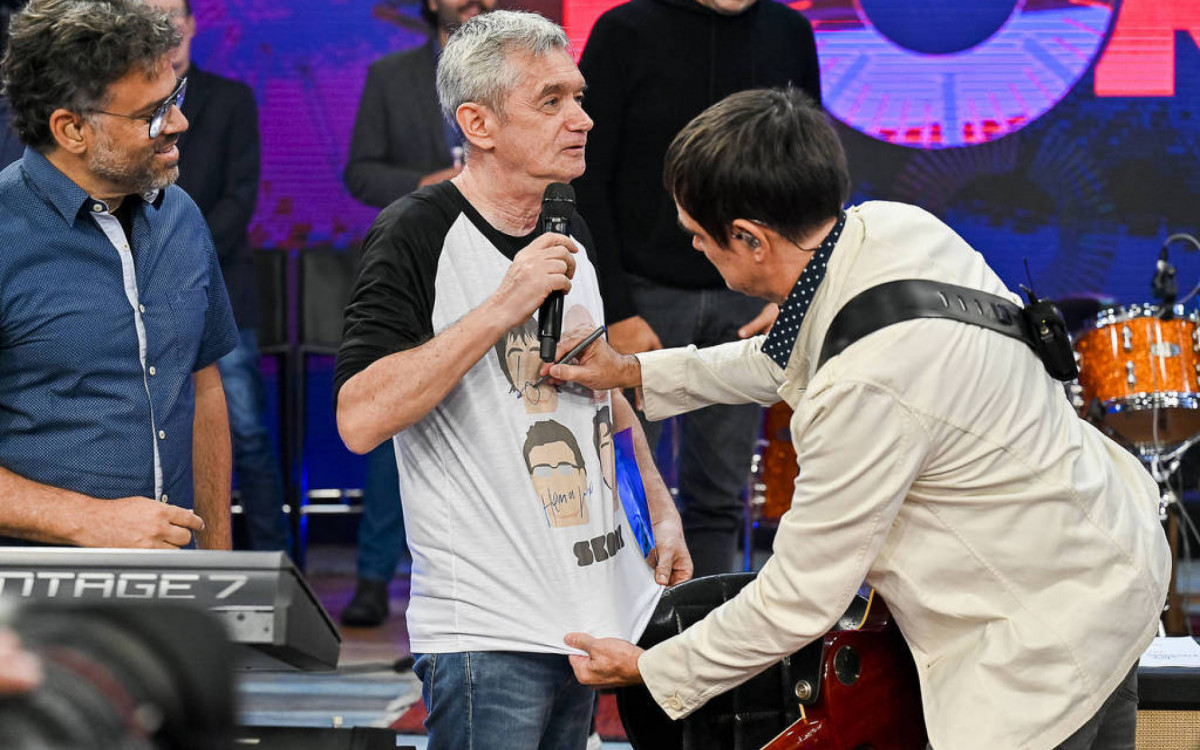 Serginho Groisman tietou a banda Skank na última apresentação do grupo na TV - Bob Paulino/Globo