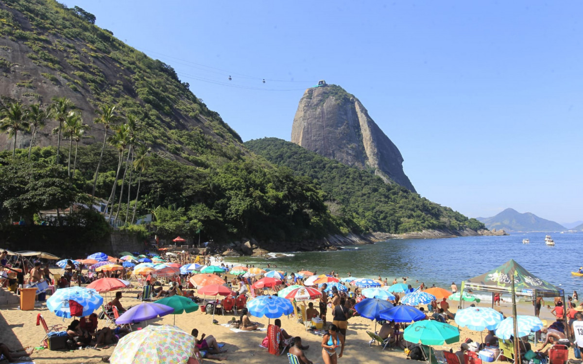 Cariocas aproveitam dia de sol na Praia Vermelha, na Zona Sul do Rio - Reginaldo Pimenta / Agência O Dia