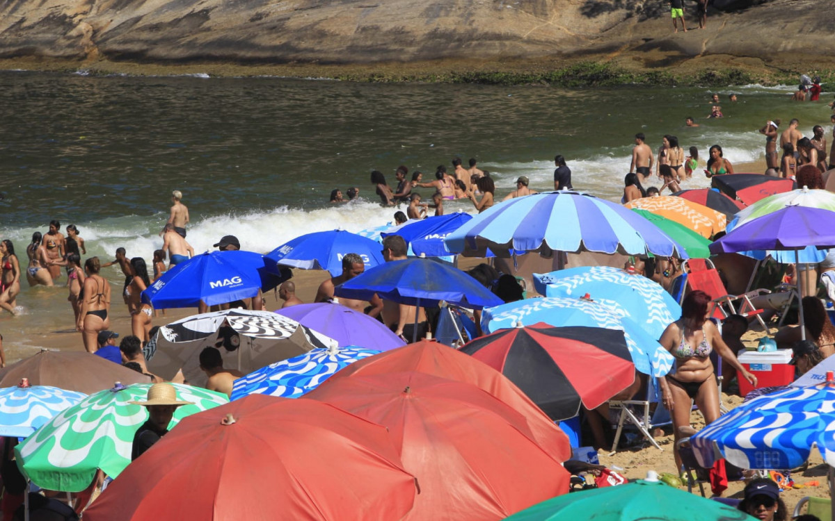 Cariocas aproveitam dia de sol na Praia Vermelha, na Zona Sul do Rio