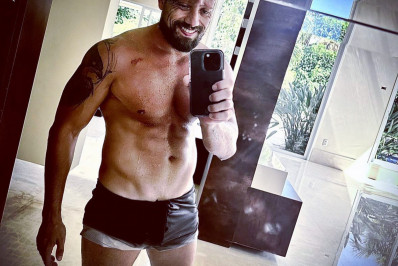 Rafael Cardoso exibe corpo sarado nas redes e brinca: 'Biscoitagem?'