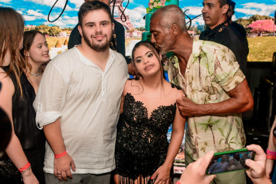 Filha caçula de Romário ganha festa de aniversário com tema parisiense